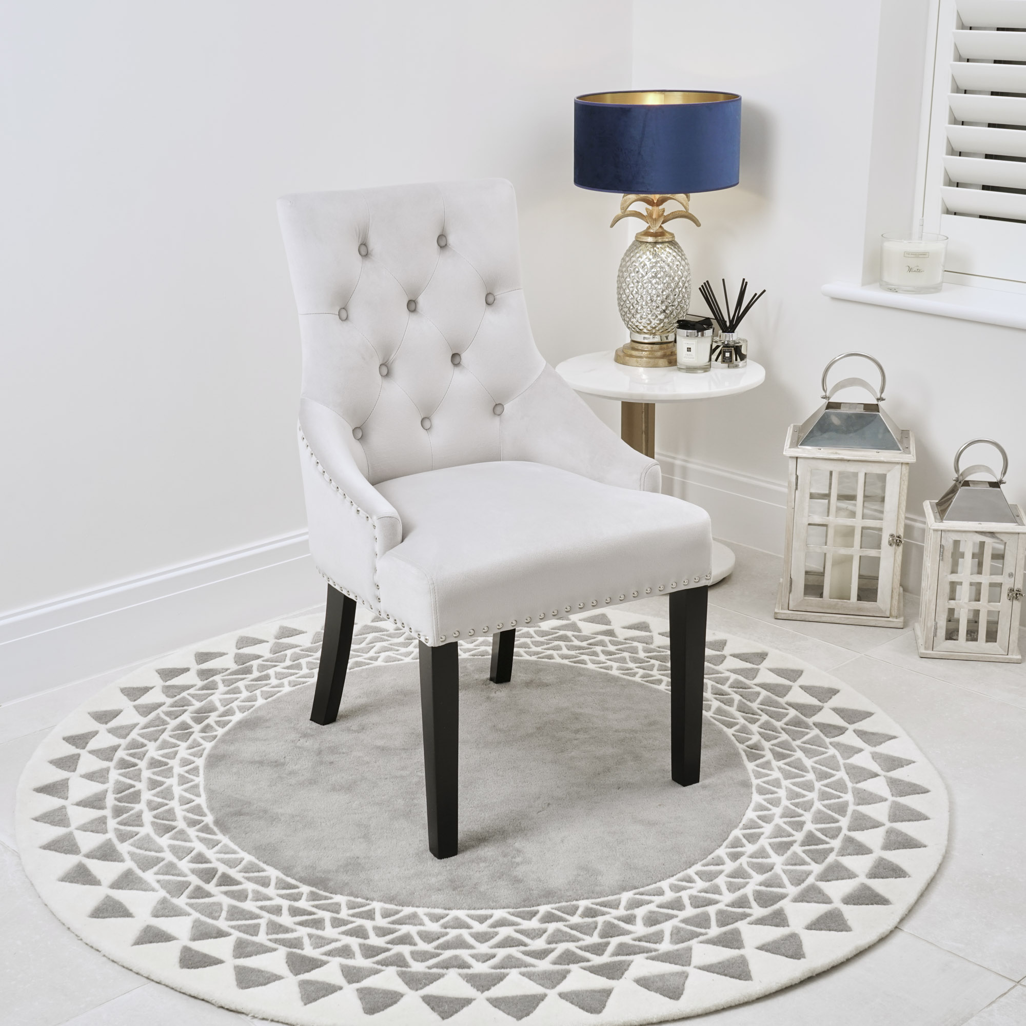 Luxury Chelsea Light Grey Velvet Dining Scoop Back Room Chair – Black Legs