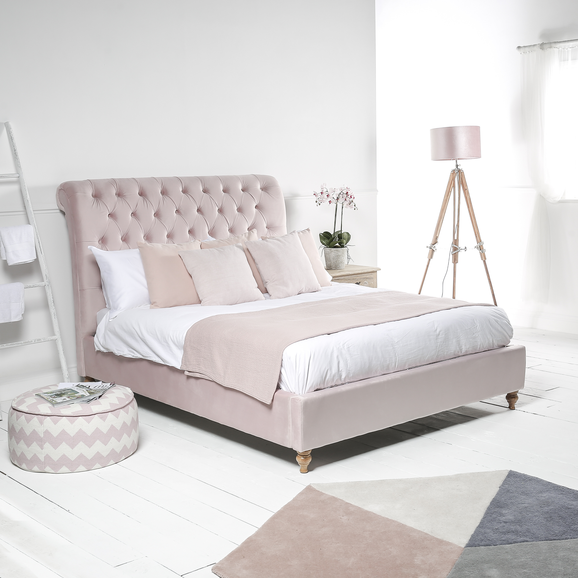 Léa Luxury Chesterfield King Size Bed in Pink Velvet (5ft)