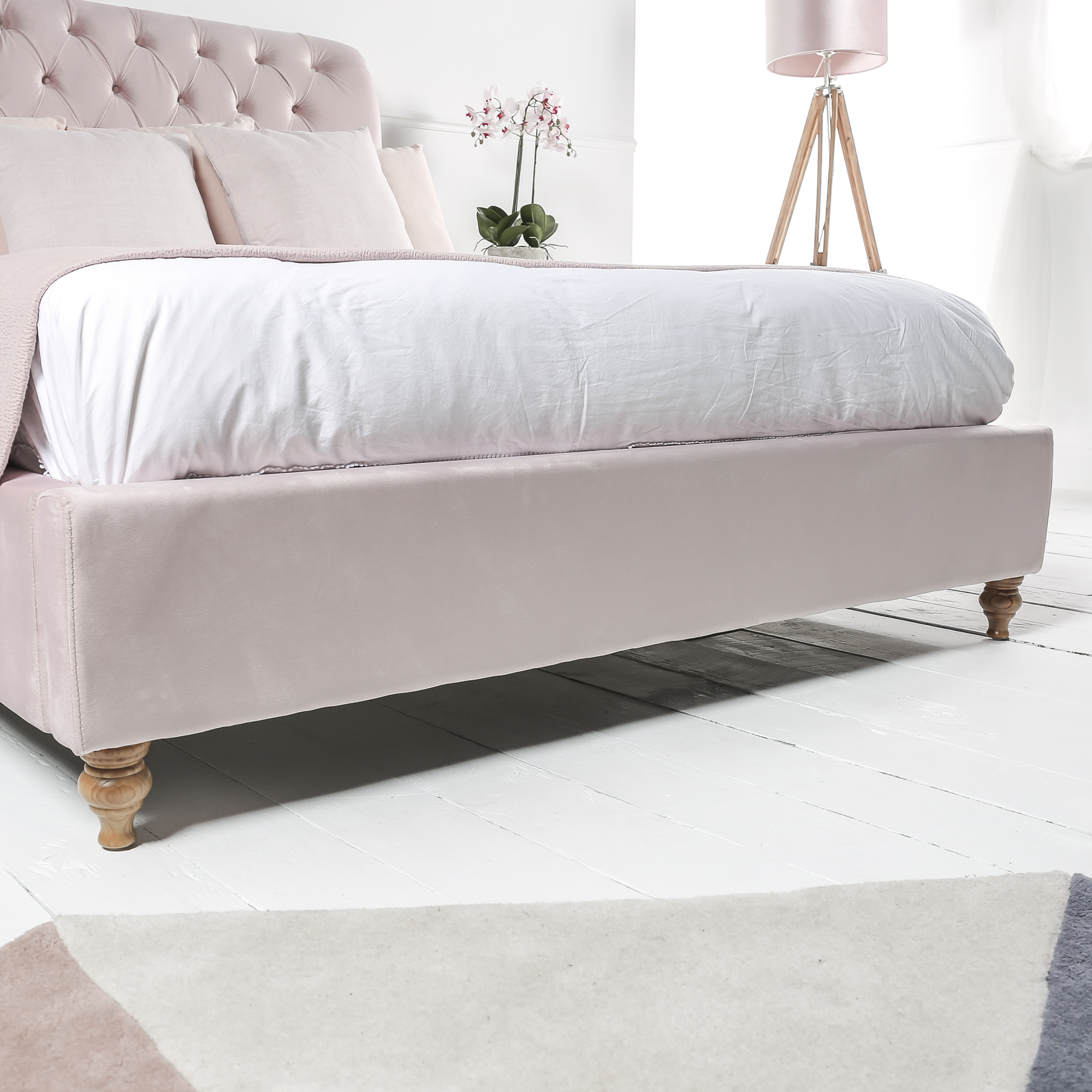 Léa Luxury Chesterfield King Size Bed in Pink Velvet (5ft)