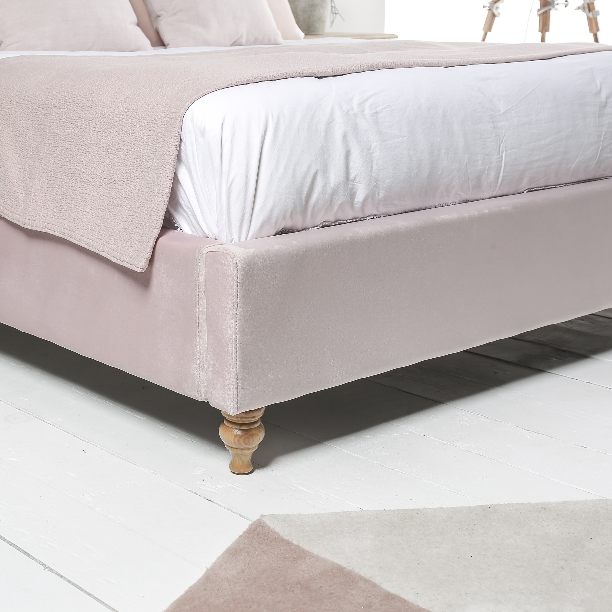 Léa Luxury Chesterfield King Size Bed in Pink Velvet (5ft)