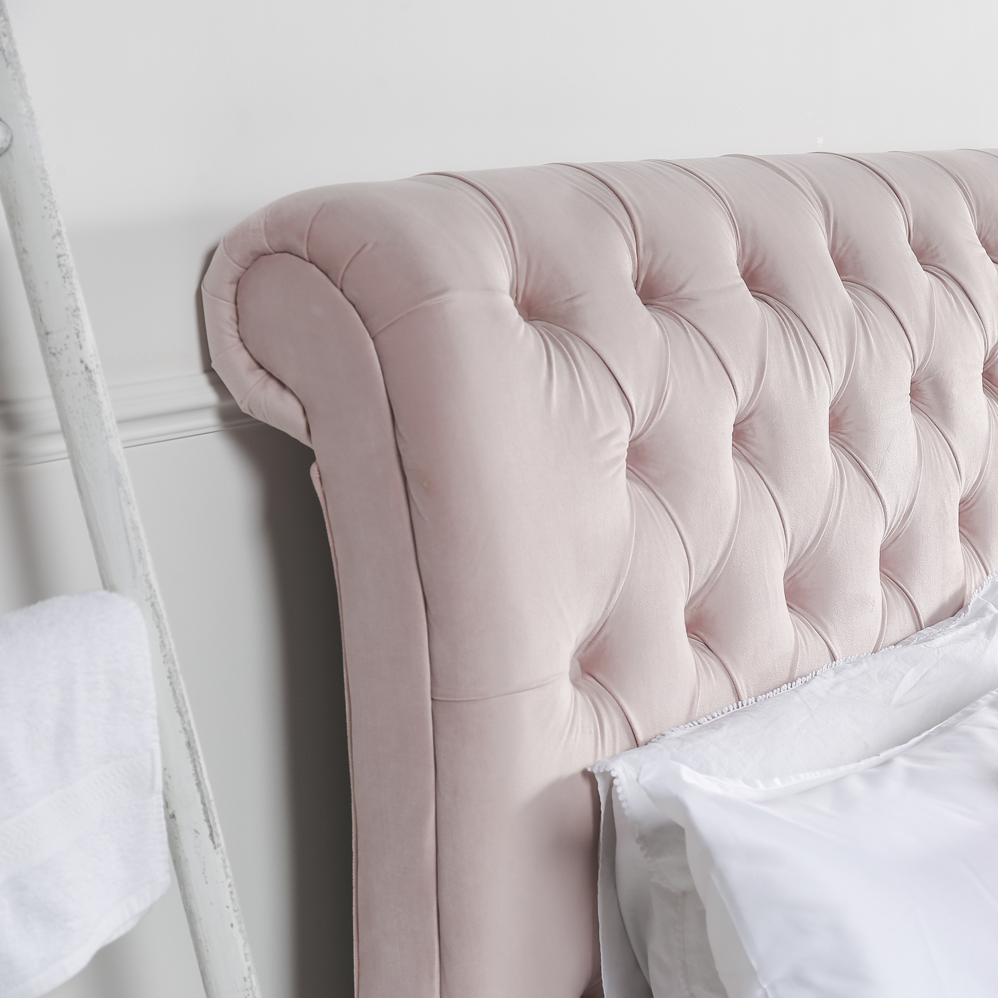 Léa Luxury Chesterfield King Size Bed in Pink Velvet (5ft)