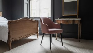 Read more about the article Small Bedroom Seating: How to Create a Luxury Sanctuary in Limited Spaces